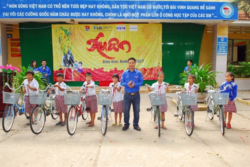 主办方向当地各特困学生赠送自行车。（图片来源：越通社）