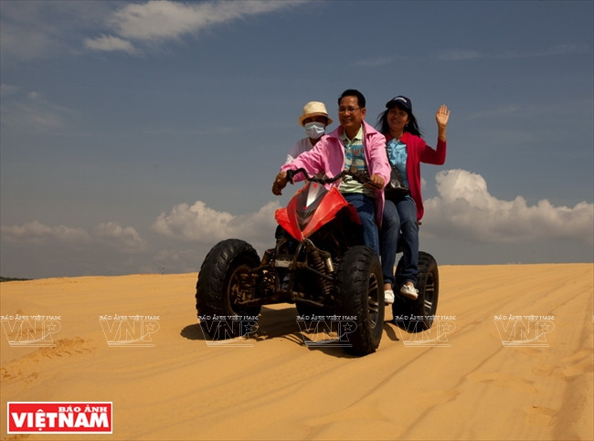 玩地形车的游客（图片来源：越通社）