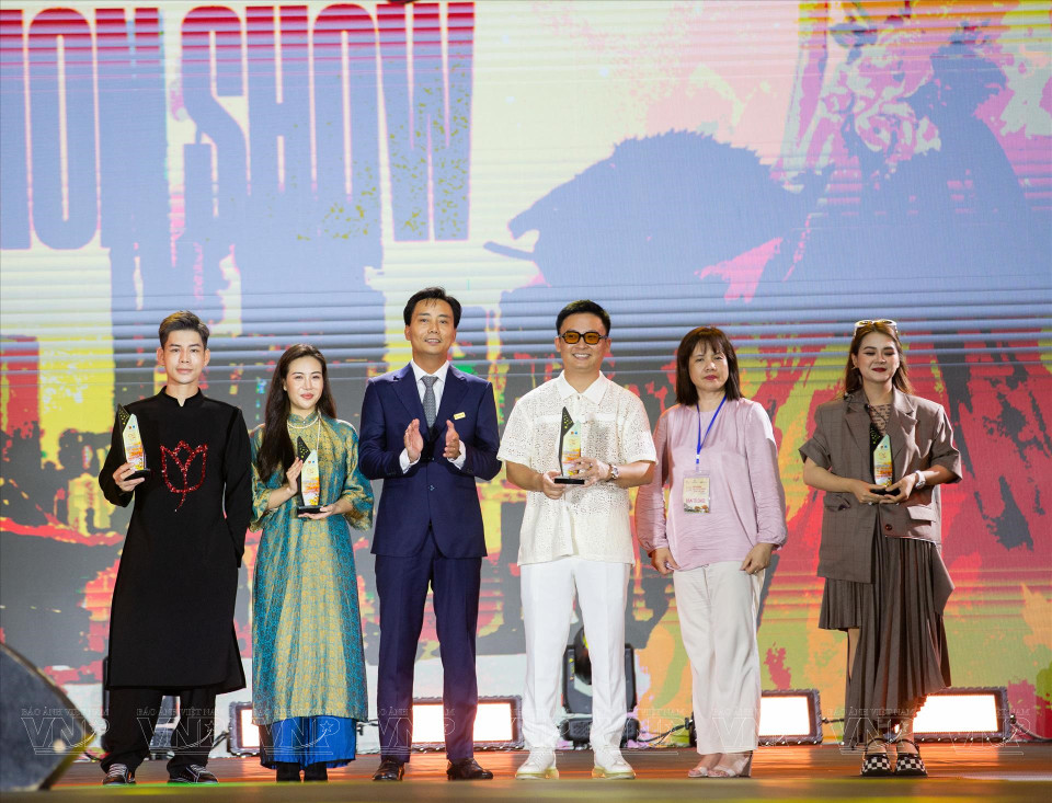 设计师向观众介绍今昔河内的奥黛集。图自越南画报