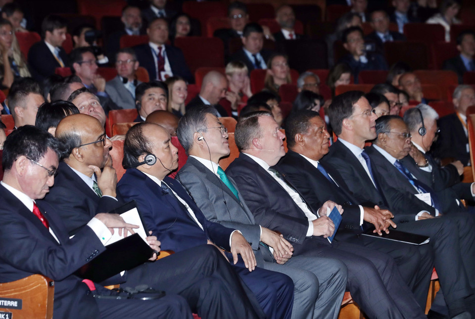 政府总理阮春福（左三）与世界各国领导出席P4G峰会。越通社记者 统一 摄