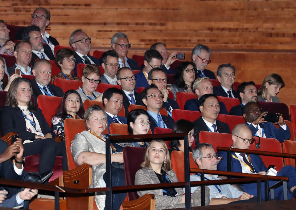 出席P4G峰会开幕式的代表。越通社记者 统一 摄