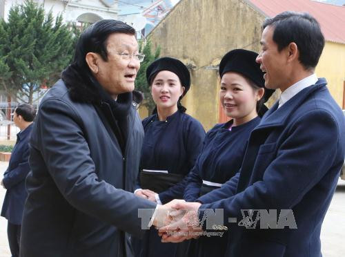 张晋创主席向茶领县高章乡干部和人民拜年。