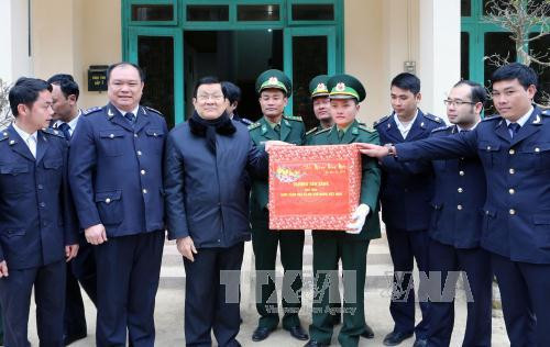 张晋创主席向在茶领口岸工作的干部和战士拜年并赠送礼物。