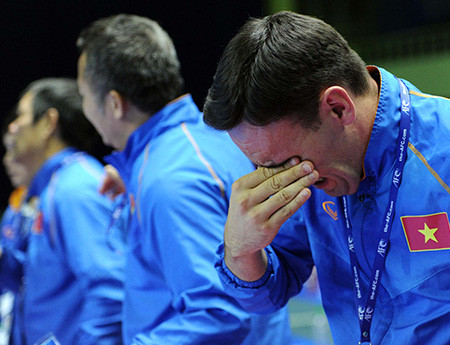  越南队西班牙籍的教练助理赫克托（Hector）高兴得哭了。（图片来源：越南《民智网》）