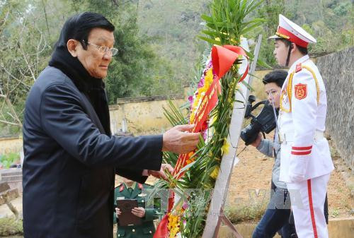 张晋创主席一行前往高平省茶领县烈士陵园上香，缅怀 1979 年为维护祖国北部边境而英勇牺牲的各位年轻英雄烈士。
