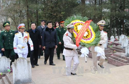 张晋创主席一行前往高平省茶领县烈士陵园上香，缅怀 1979 年为维护祖国北部边境而英勇牺牲的各位年轻英雄烈士。
