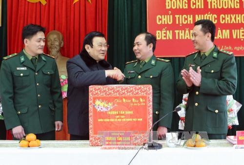 张晋创主席向高平省茶领口岸边防哨所赠送礼物。