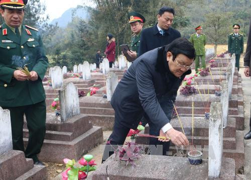  张晋创主席一行前往高平省茶领县烈士陵园上香，缅怀 1979 年为维护祖国北部边境而英勇牺牲的各位年轻英雄烈士。