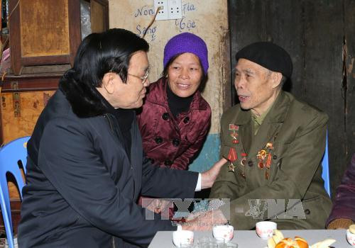 张晋创主席向茶领县革命老战士拜年并赠送礼物。