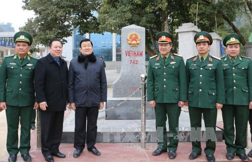 张晋创主席和高平省领导及茶领口岸边防哨所干部在茶领口岸的越中边界界碑。