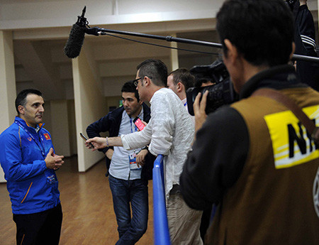  越南队教练加西亚布鲁诺（Bruno Garcia）回答记者采访。（图片来源：越南《民智网》）