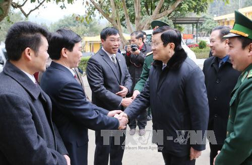 张晋创主席向茶领县干部和人民拜年。