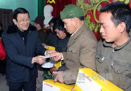 张晋创主席向茶领县边界乡贫困居民赠送礼物。