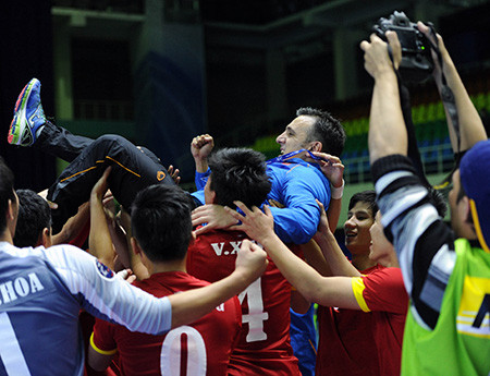 越南队球员的无比兴奋。（图片来源：越南《民智网》）