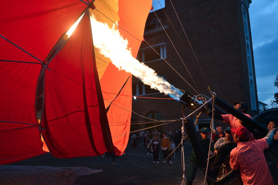 为了让气球飞起，人们注入加热的液化石油气。图自越通社