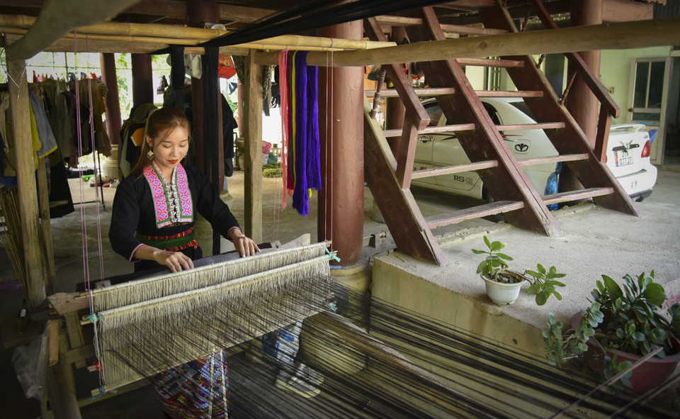 纳创村老族姑娘正在织布。图自 越通社