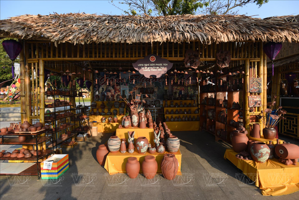 在顺化传统手工艺业节上展示的福迹陶瓷产品。图自 《越南画报》