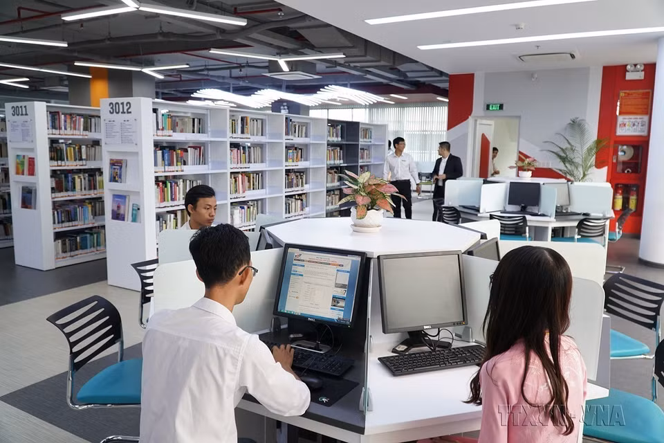 胡志明市孙德胜大学智能图书馆按照世界 100 强大学图书馆模式建设的，以协助大学生充分利用图书馆的所有的资源。图自越通社