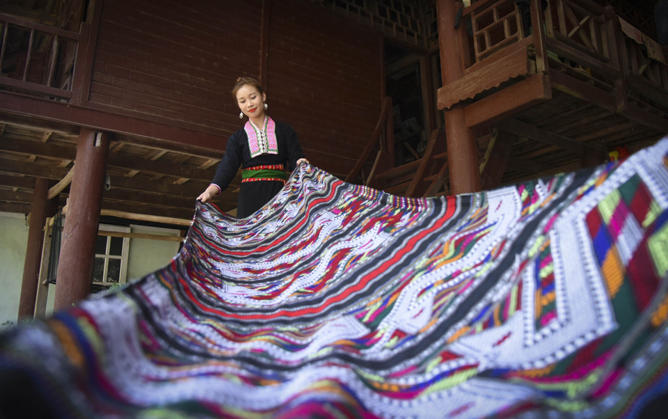 制作土锦布需经过很多工序、要下很大功夫。图自 越通社