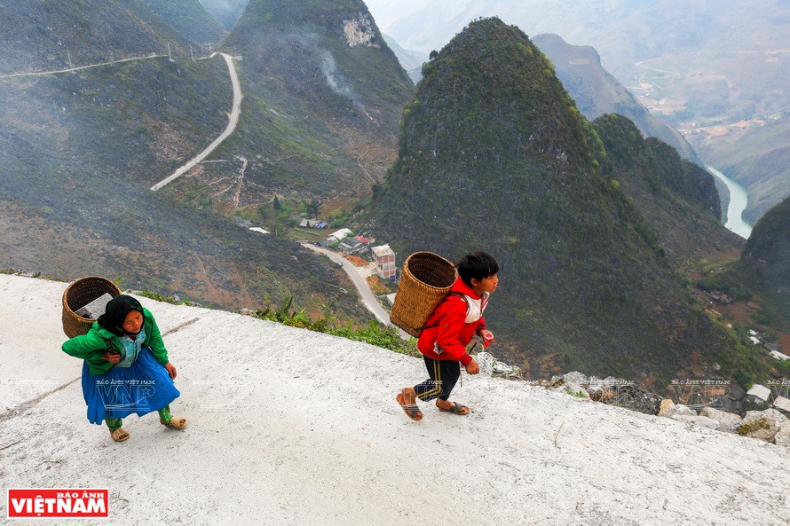 前往白色悬崖的路上，可以欣赏马皮凉岭雄伟壮观的美景。图自 越南画报
