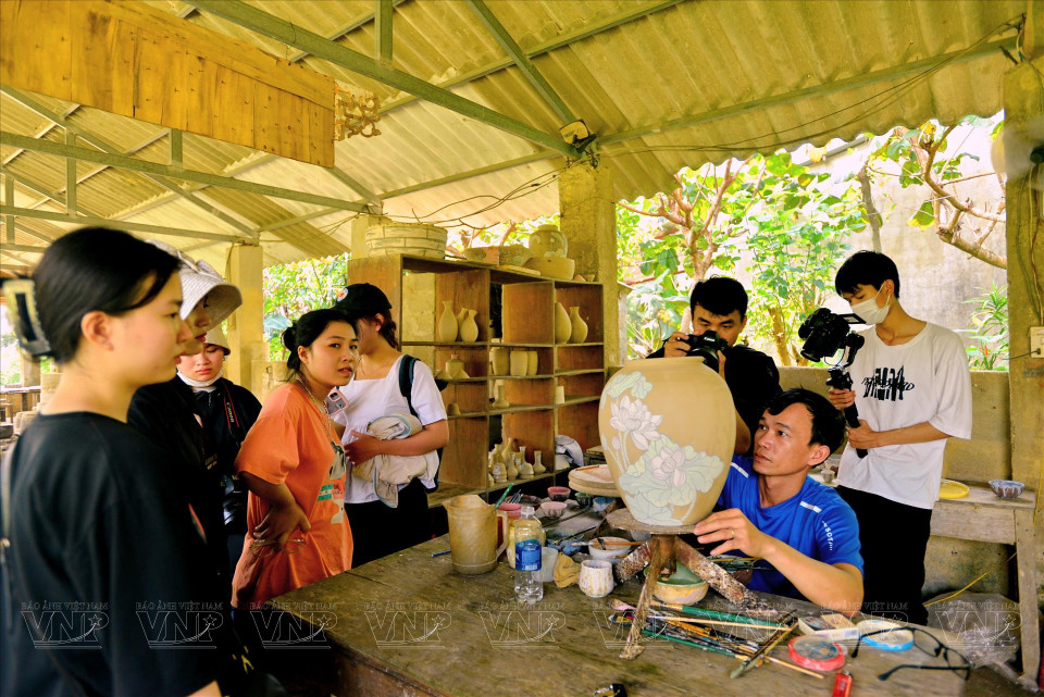 福迹陶瓷村吸引众多年轻人前来参观。图自 《越南画报》