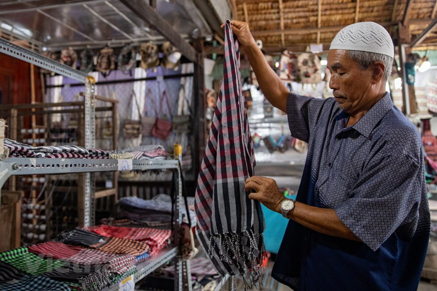 穆罕默德先生分享说：从长远角度来看，我们希望推动传统工艺保护与旅游发展相融合，以向游客推介占族土锦布的特色。图自 Vietnam+