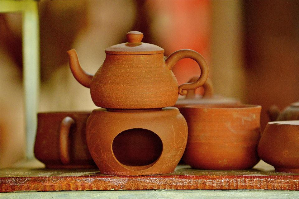 配小炉的一套陶瓷茶具。图自 《越南画报》