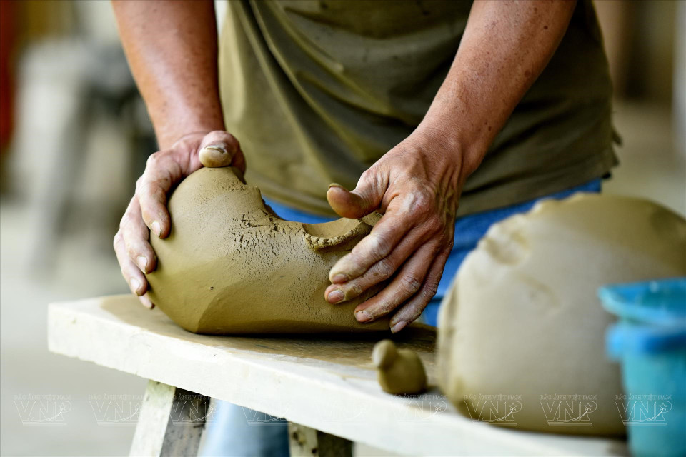 制作陶器之前，需要对粘土进行充分揉捏。图自 《越南画报》