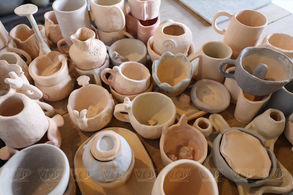 有些陶瓷制品可以利用太阳光照自然烘烤。图自 越通社/《越南画报》