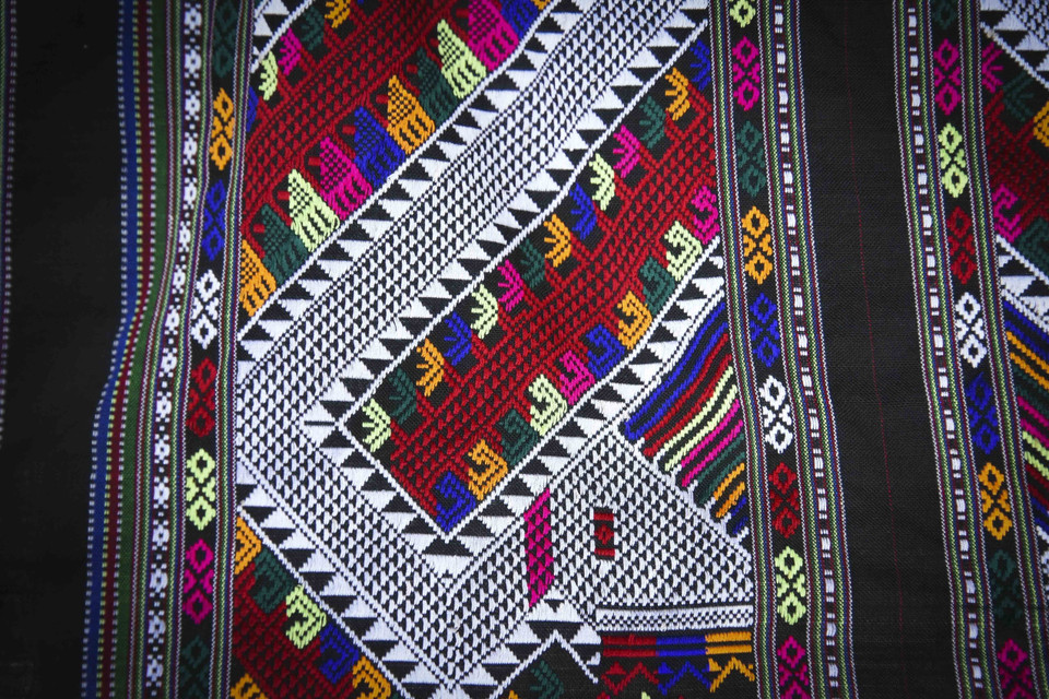 老族同胞土锦布上富有特色的花纹。图自 越通社