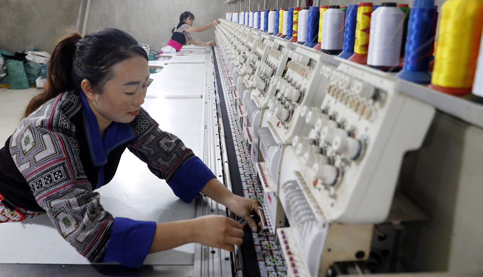 安沛省 木江界县据氏由女士使用信贷优惠政策计划获得的资金，购买先进的绣花机和生产设备，大大提高了生产效率。图自越通社