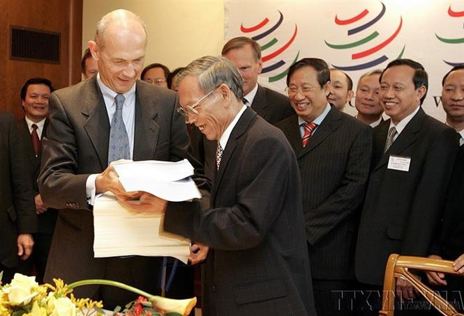 2006年11月7日，时任越南工贸部部长张廷选和世界贸易组织总干事帕斯卡·拉米正式签署越南加入世贸组织的议定书。这是越南融入国际经济进程的重要步伐。图自越通社