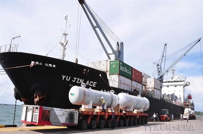 2021年9月韩国Doosan Vina 重工业公司在广义省容桔经济区容桔港向沙特阿拉伯出口一批热交换器。图自越通社