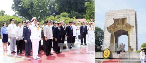 此前，罗德里戈·杜特尔特​总统向越南烈士英雄纪念台敬献花圈。（图片来源：越通社）