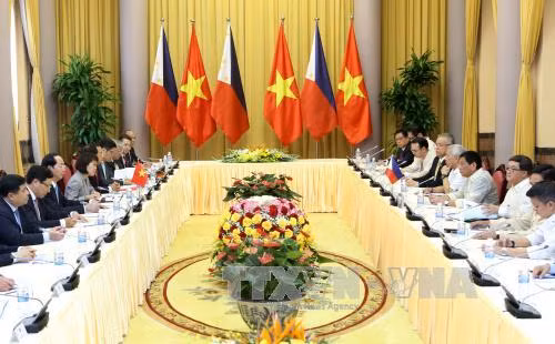 ​陈大光主席与罗德里戈·杜特尔特​总统举行会谈。（图片来源：越通社）