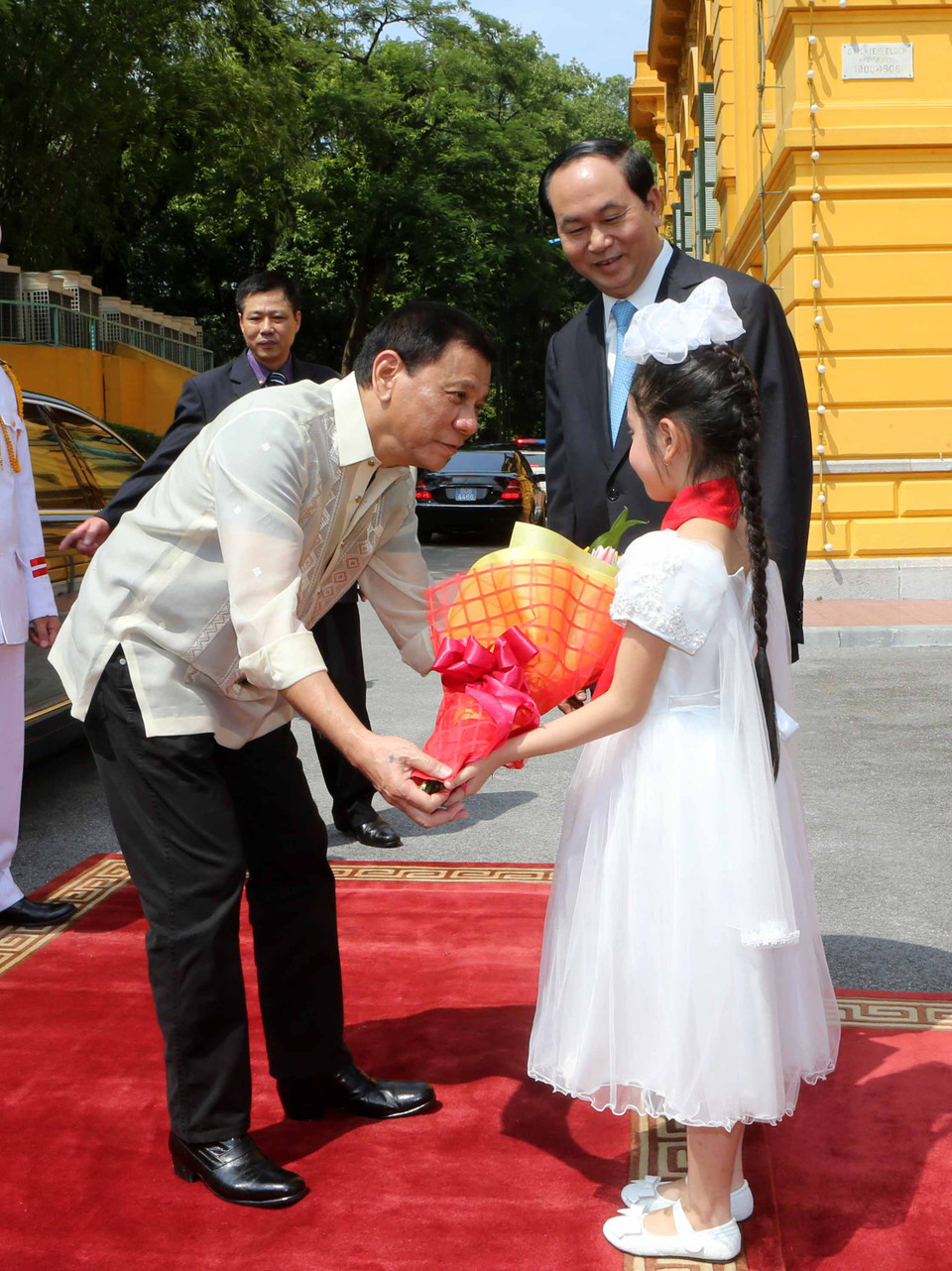 首都河内儿童向罗德里戈·杜特尔特​总统​赠送鲜花。 （图片来源：越通社）