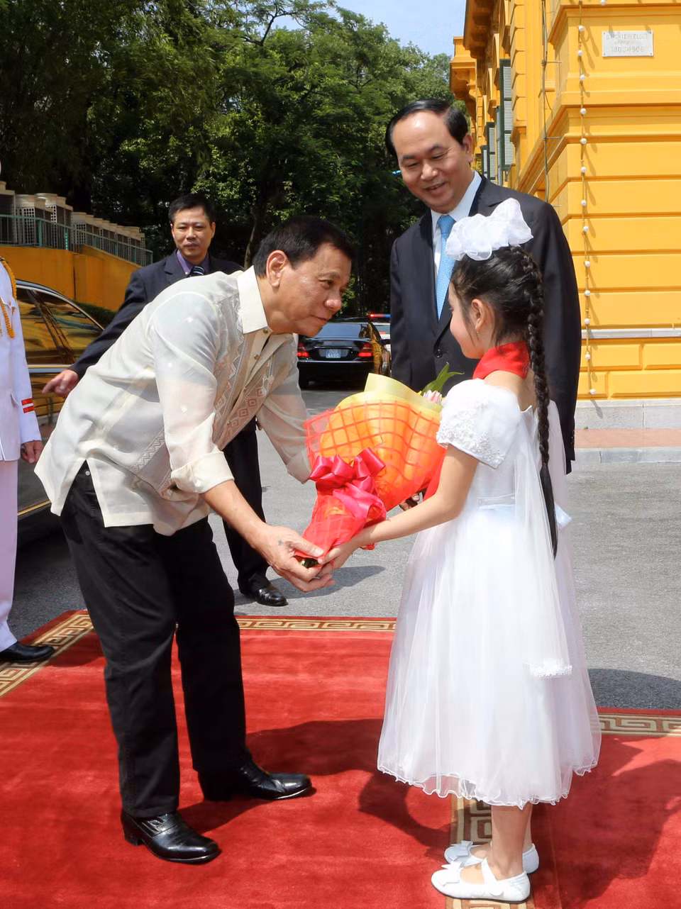 首都河内儿童向罗德里戈·杜特尔特​总统​赠送鲜花。 （图片来源：越通社） 