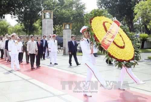 ​此前，罗德里戈·杜特尔特​总统向越南烈士英雄纪念台敬献花圈。（图片来源：越通社）