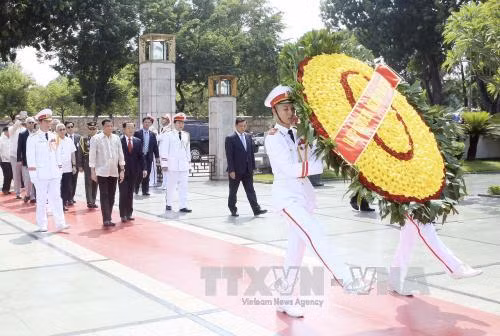 ​此前，罗德里戈·杜特尔特​总统向越南烈士英雄纪念台敬献花圈。（图片来源：越通社）