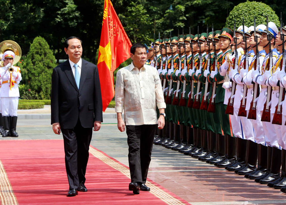 越南国家主席陈大光与菲律宾总统罗德里戈·杜特尔特检阅三军仪仗队。（图片来源：越通社） 