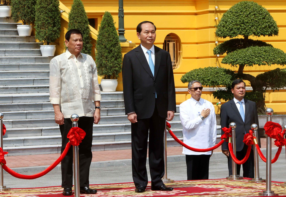  陈大光主席为罗德里戈·杜特尔特​ 总统举行隆重的欢迎仪式。（图片来源：越通社）