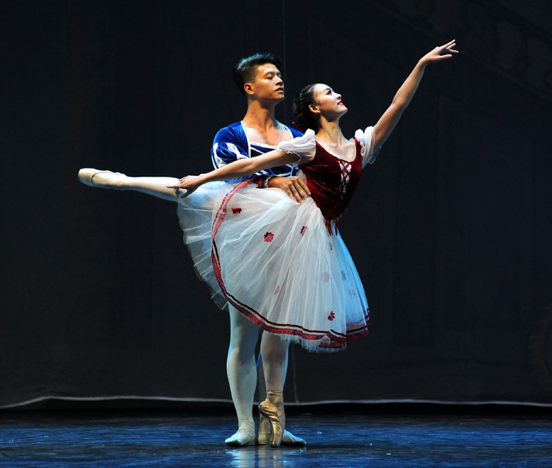 秋慧及韩江舞蹈艺术家扮演少女克拉拉和胡桃夹子（图片来源：人民报）（图片来源：人民报）