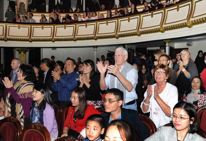 由越南歌剧舞剧院艺术家演出的《胡桃夹子》受到观众的热烈掌声（图片来源：人民报）