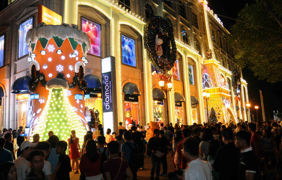 胡志明市信教群众及人民上街欢度圣诞节（图片来源：越通社）
