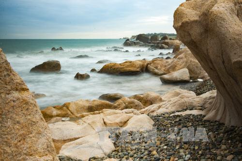 彩色石头与蓝海蓝天及白云相结合，让人进入仙境（图片来源：越通社）