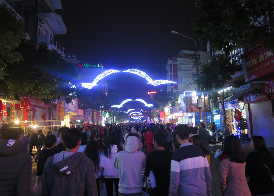 海阳省信教群众及人民上街欢度圣诞节（图片来源：越通社）