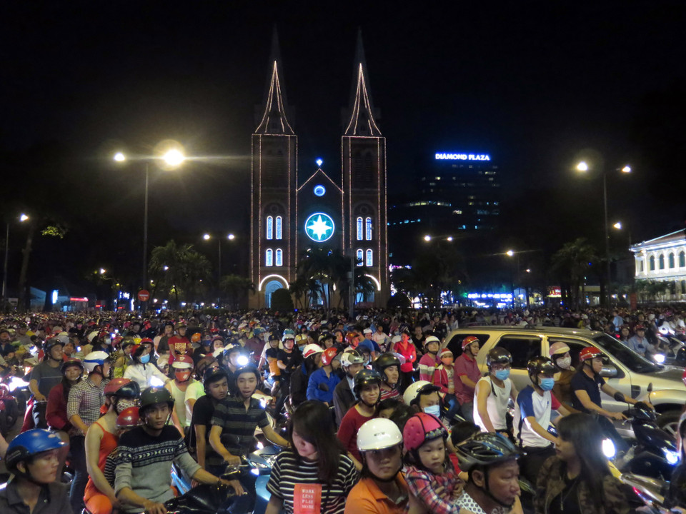 胡志明市信教群众及人民上街欢度圣诞节（图片来源：越通社）