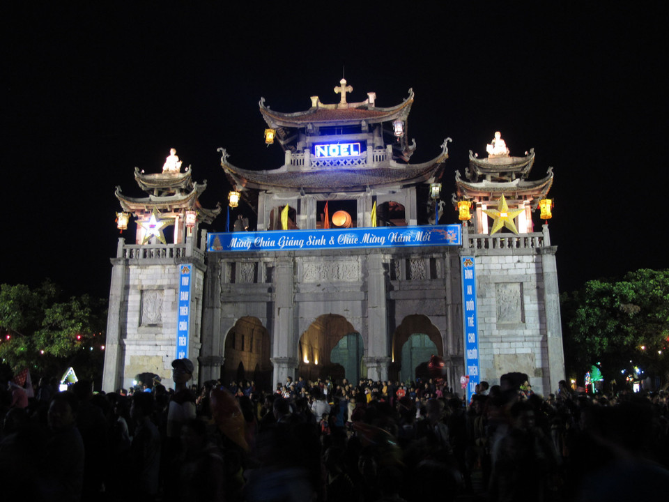 宁平省信教群众及人民上街欢度圣诞节（图片来源：越通社）