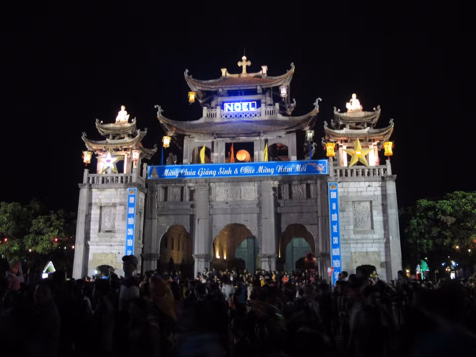 宁平省信教群众及人民上街欢度圣诞节（图片来源：越通社）