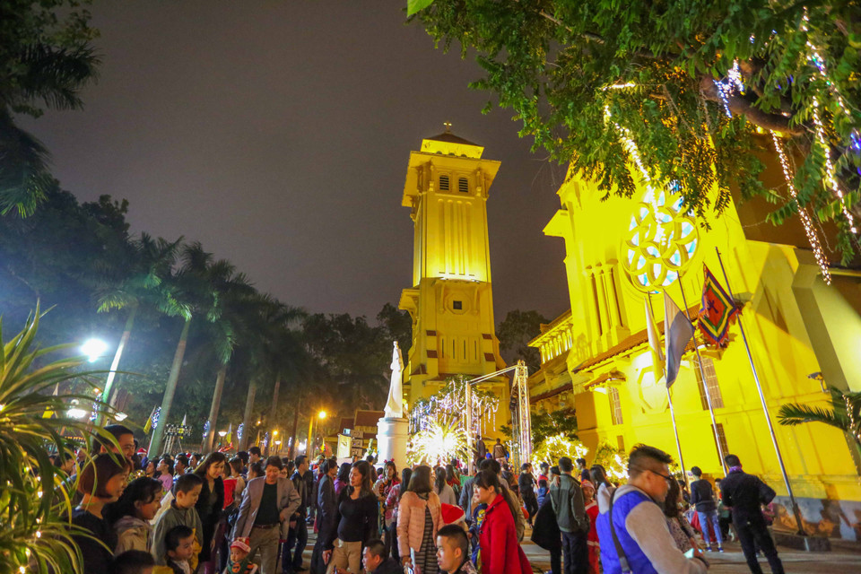 河内市信教群众及人民上街欢度圣诞节（图片来源：越通社）
